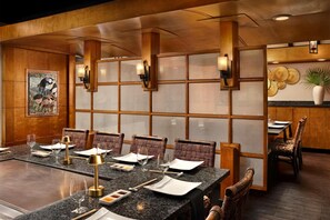 11 restaurantes, se sirven desayunos, comidas, cenas y mariscos
