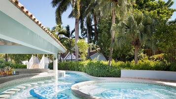 6 piscines extérieures, chaises longues