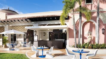 11 restaurants, breakfast, lunch, dinner served; seafood