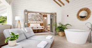 أغطية فراش متميزة وميني بار وخزنة داخل الغرفة وبديكورات فريدة لكل غرفة