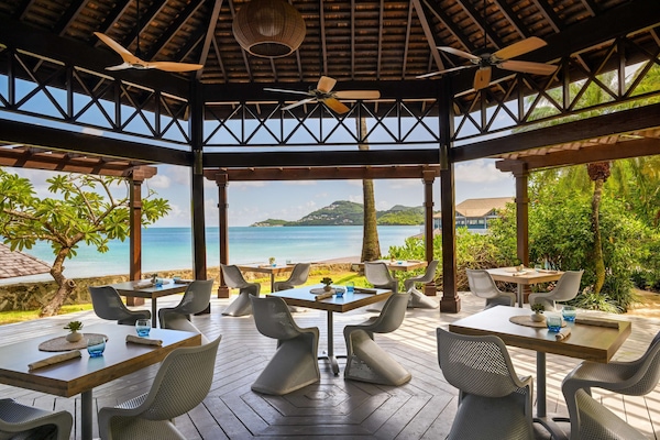 6 restaurants; breakfast, lunch, and dinner served