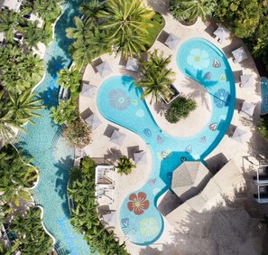 3 من حمّامات السباحة الخارجية، مظلات على حمّام السباحة، مقاعد للتشمس