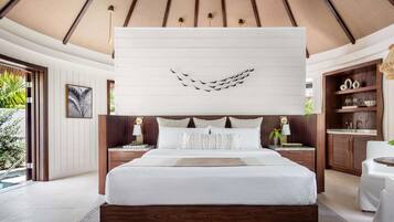 أغطية فراش متميزة وميني بار وخزنة داخل الغرفة وبديكورات فريدة لكل غرفة