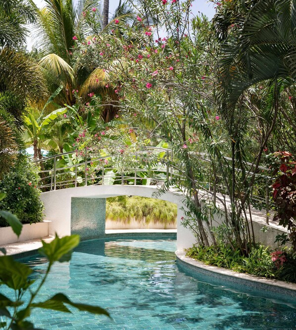 3 outdoor pools, pool umbrellas, sun loungers