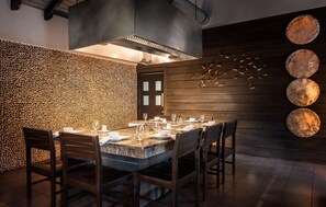 6 restaurants, breakfast, lunch, dinner served; Italian cuisine