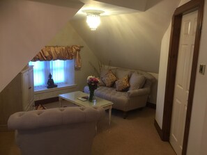 Suite | Desk, iron/ironing board, free WiFi, bed sheets