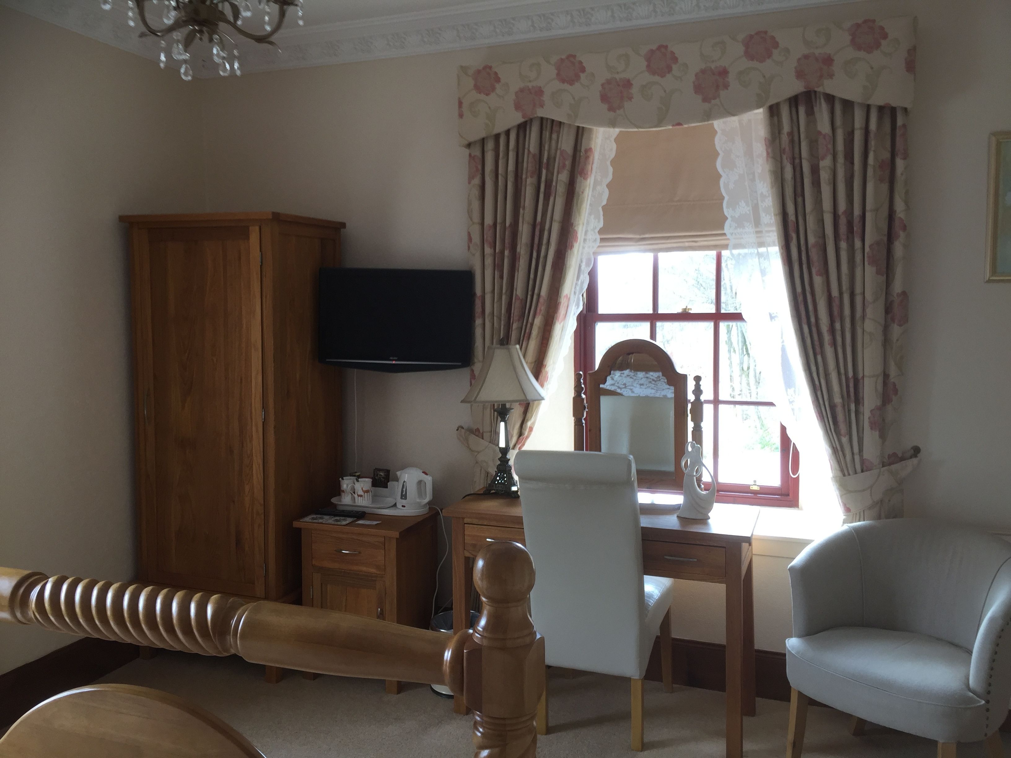standard room, 1 double bed, non smoking, mountain view | 1 bedroom, desk, iron/ironing board, free wifi