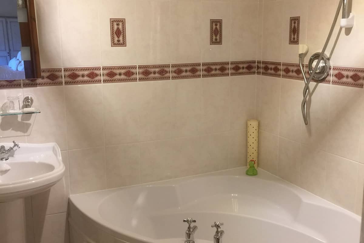 suite | bathroom | free toiletries, hair dryer, towels