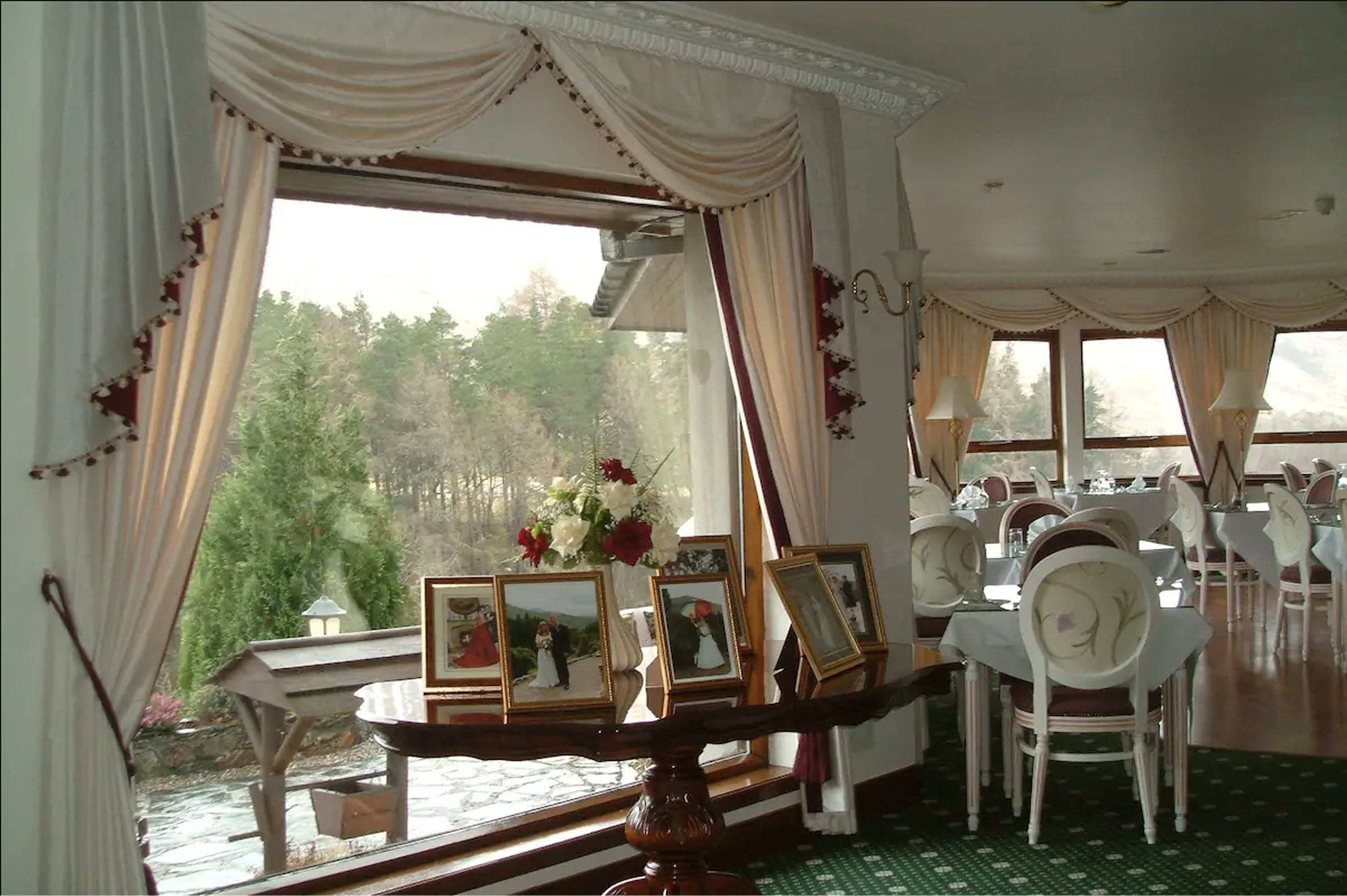 breakfast, dinner served; international cuisine, garden views