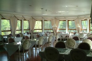 Breakfast, dinner served; international cuisine, garden views  - Glenspean Lodge Hotel (Roybridge)