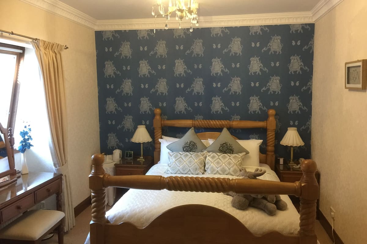 standard room, 1 double bed, non smoking | 1 bedroom, desk, iron/ironing board, free wifi