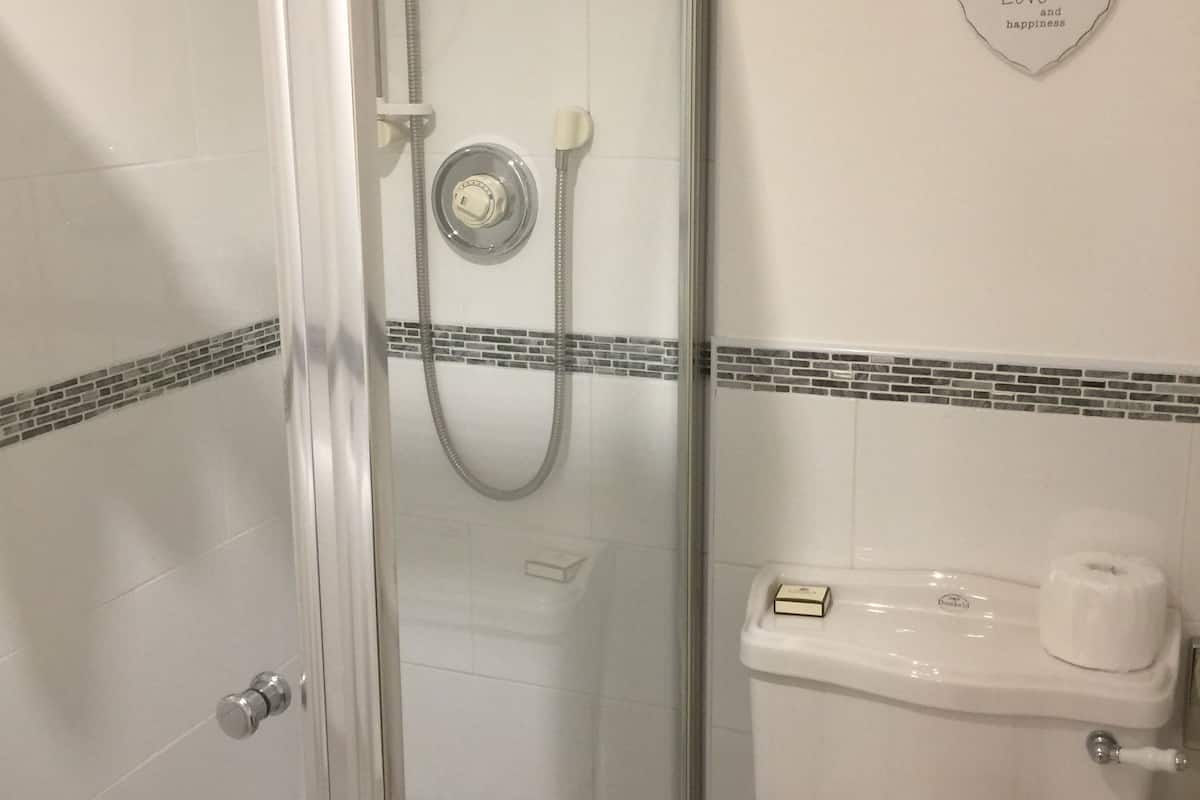 standard room, 2 single beds, non smoking, mountain view | bathroom | free toiletries, hair dryer, towels