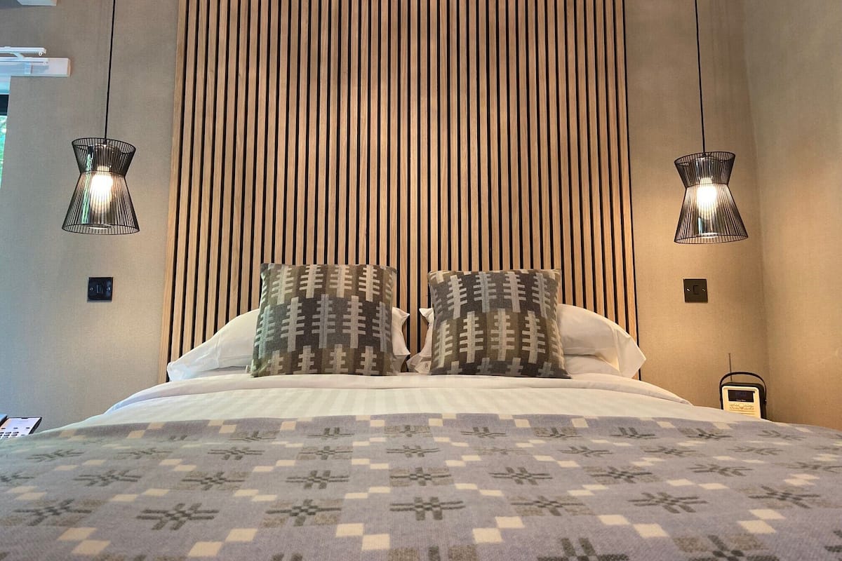 Family Room (Superior Lodge) | Desk, iron/ironing board, free WiFi, bed sheets