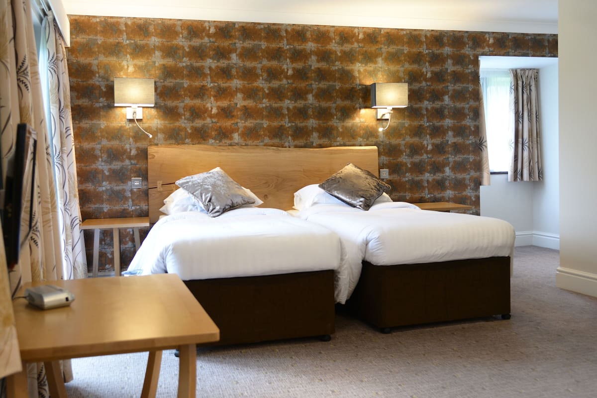 superior twin room (lodge) | desk, iron/ironing board, free wifi, bed sheets