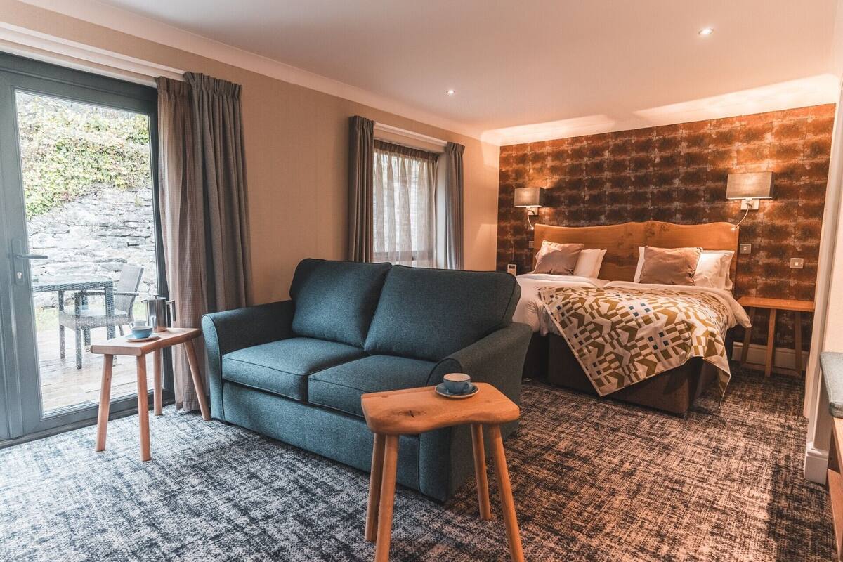 deluxe twin room, 2 single beds | desk, iron/ironing board, free wifi, bed sheets