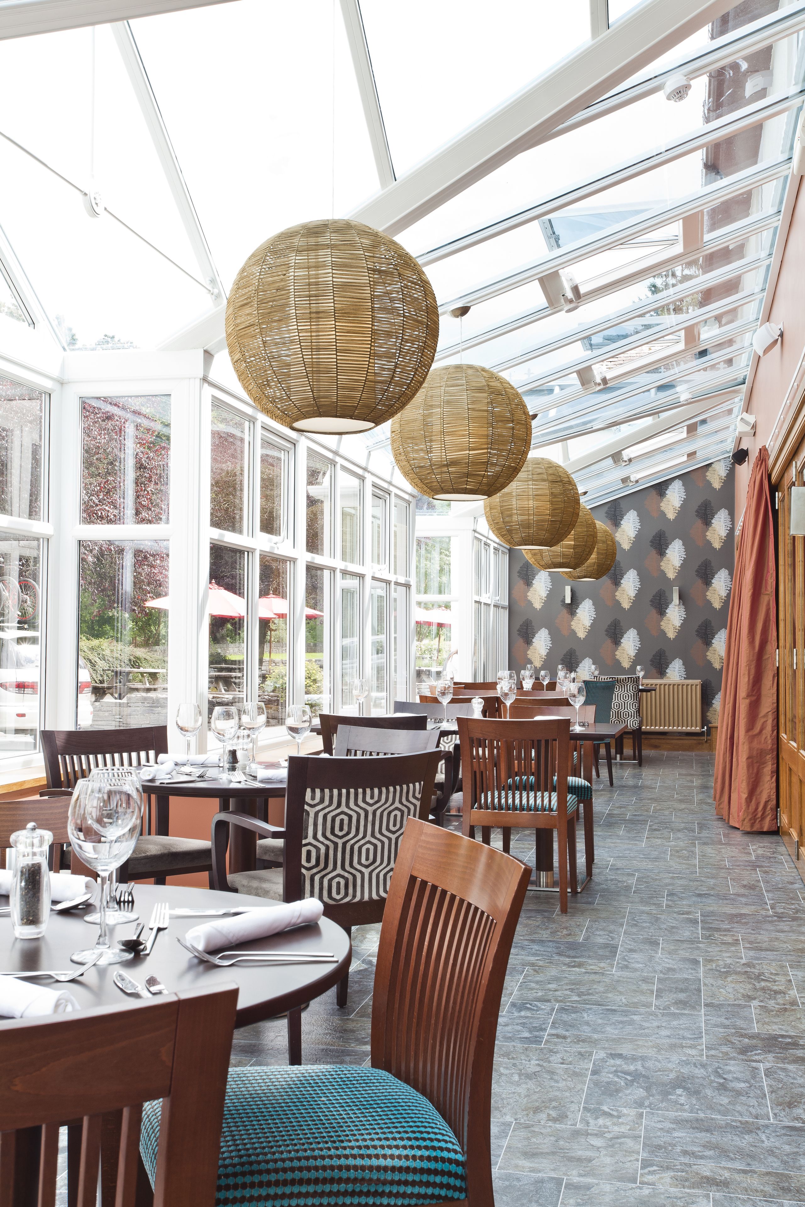 ランチ、ディナーに営業