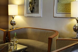 점심 식사 및 저녁 식사 제공