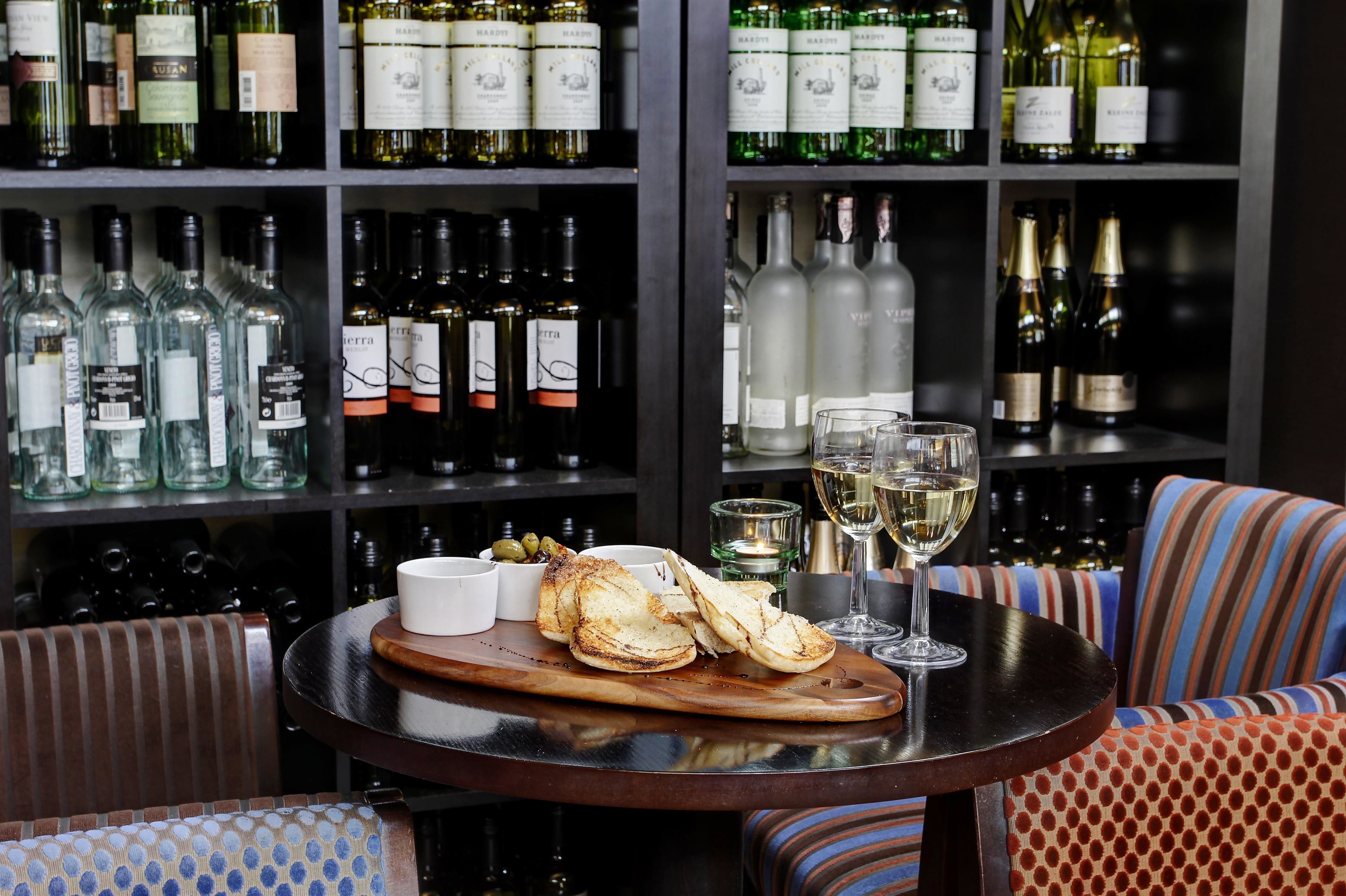 Phục vụ bữa trưa và bữa tối 