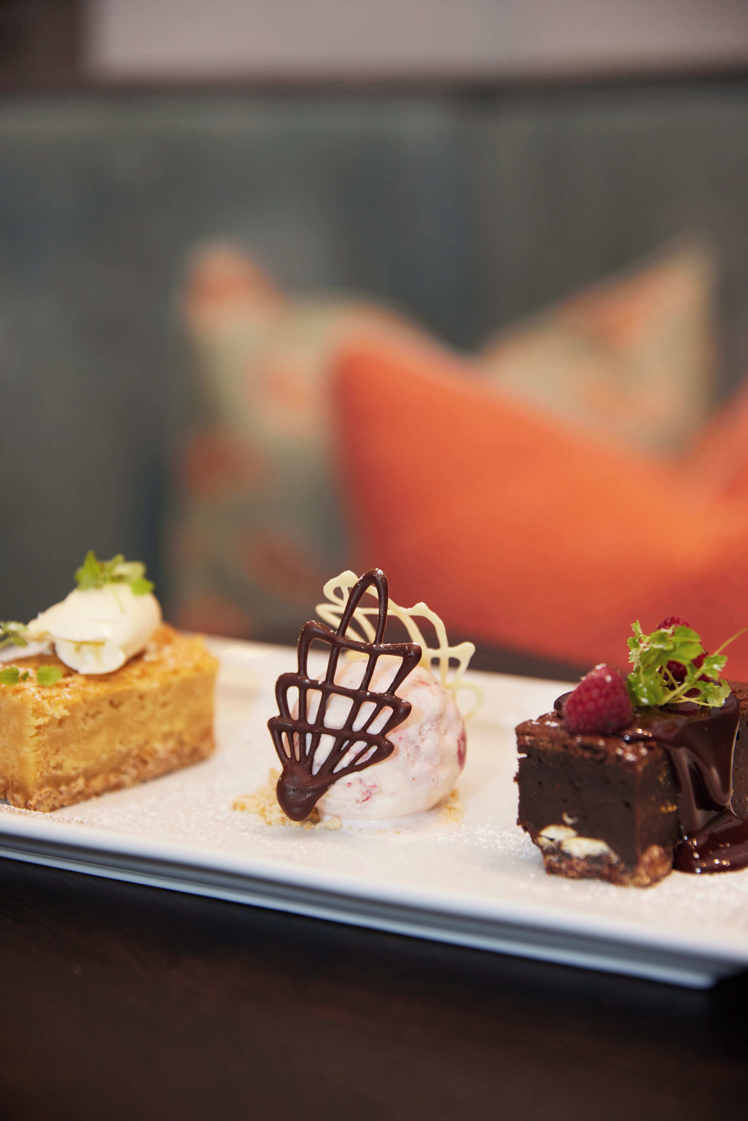 Un plato de postres con tres tipos diferentes de dulces.