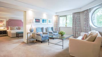 Een kluis op de kamer, een bureau, een strijkplank/strijkijzer