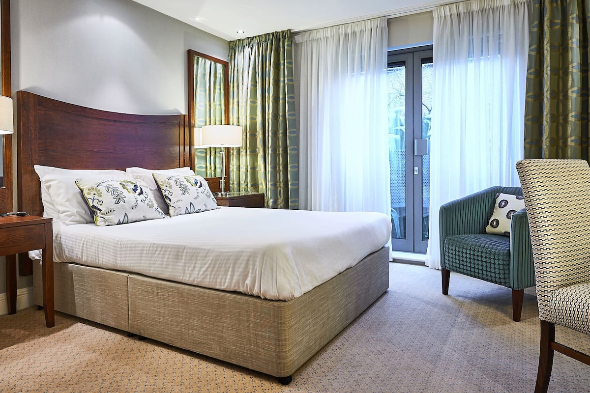 Executive Double Room (Plus) | 1 bedroom, in-room safe, desk, iron/ironing board
