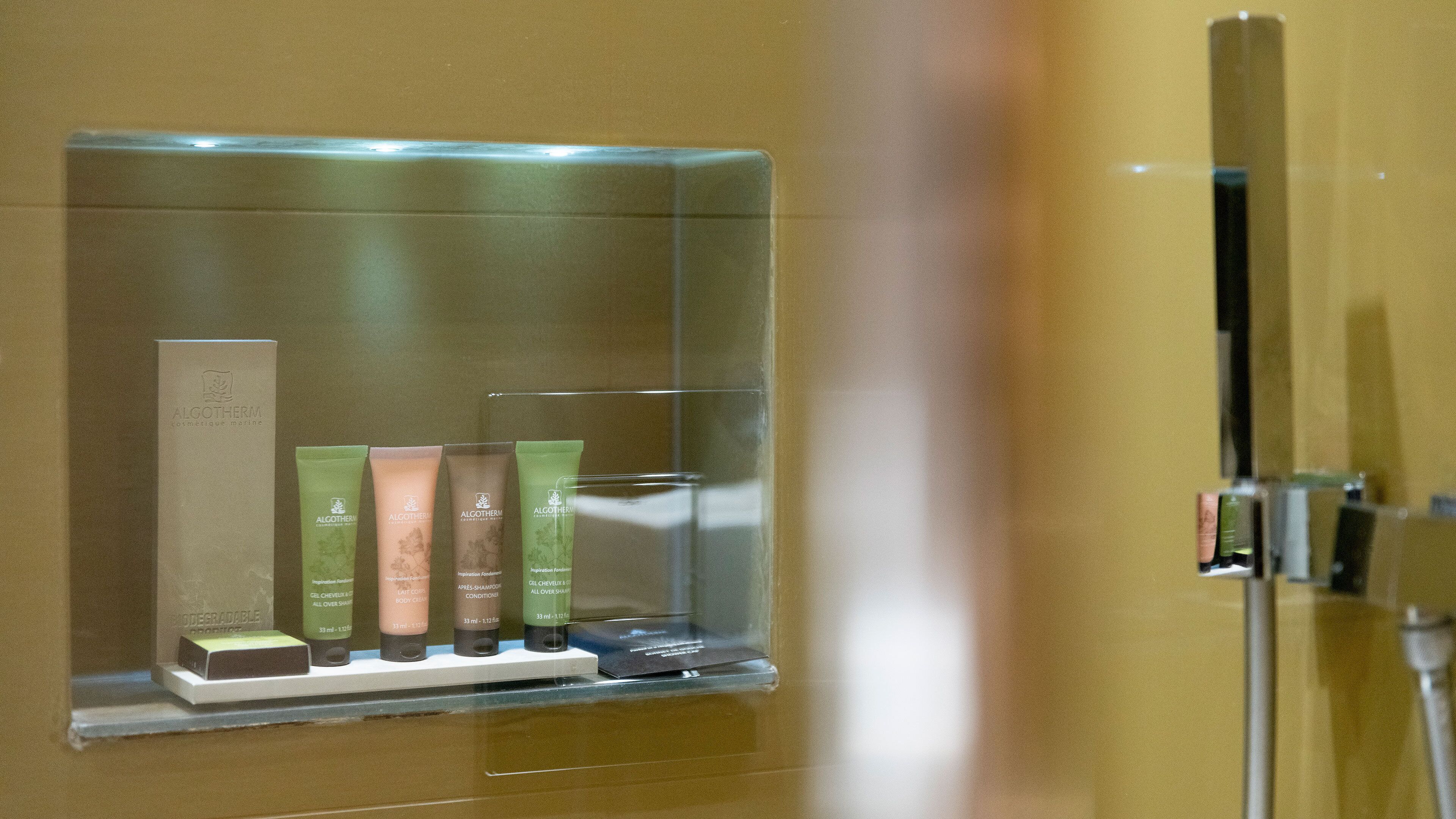 classic double room | bathroom | shower, free toiletries, hair dryer, towels