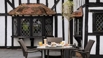 Daily full breakfast (GBP 14.95 per person)