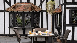 Daily full breakfast (GBP 14.95 per person)