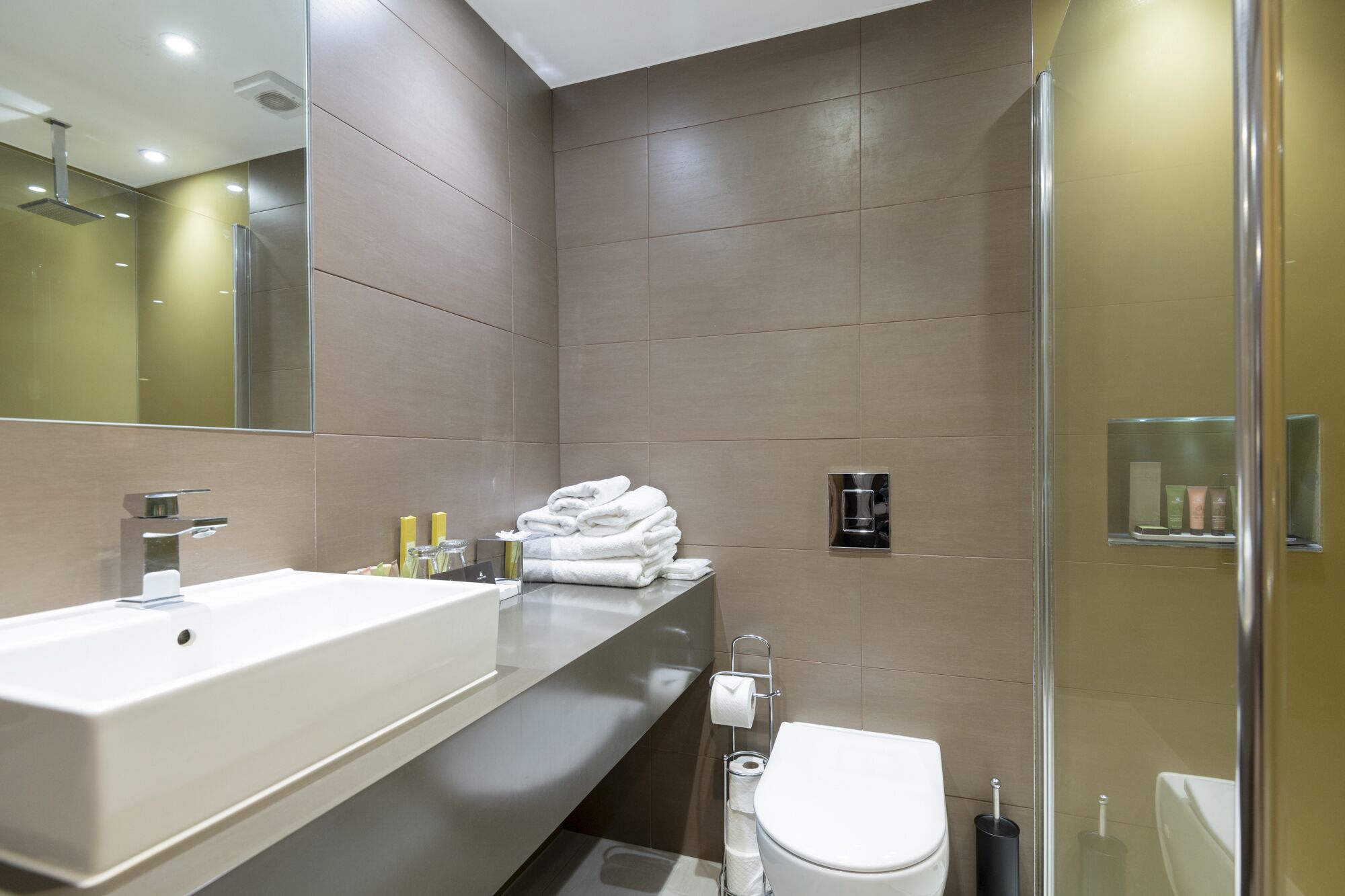 classic twin room | bathroom | shower, free toiletries, hair dryer, towels