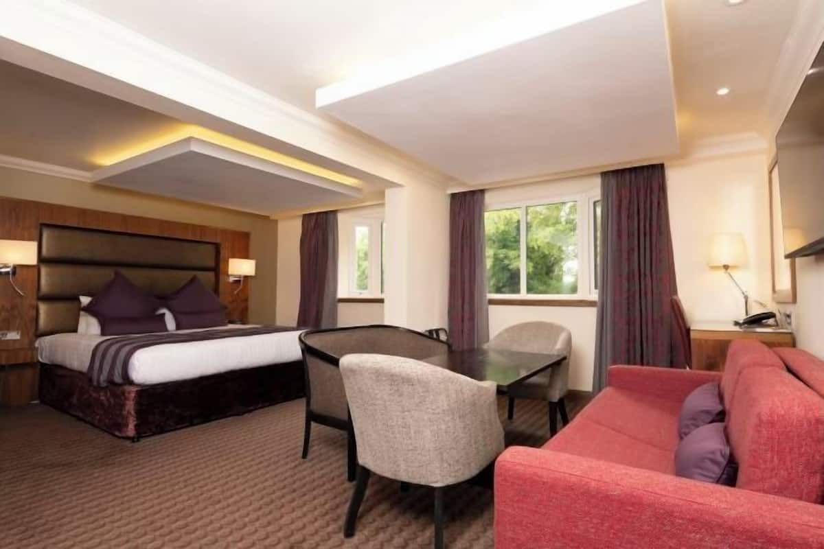 Premium bedding, in-room safe, desk, blackout curtains