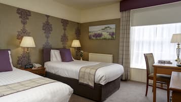 Escritorio, tabla de planchar con plancha, wifi gratis y ropa de cama