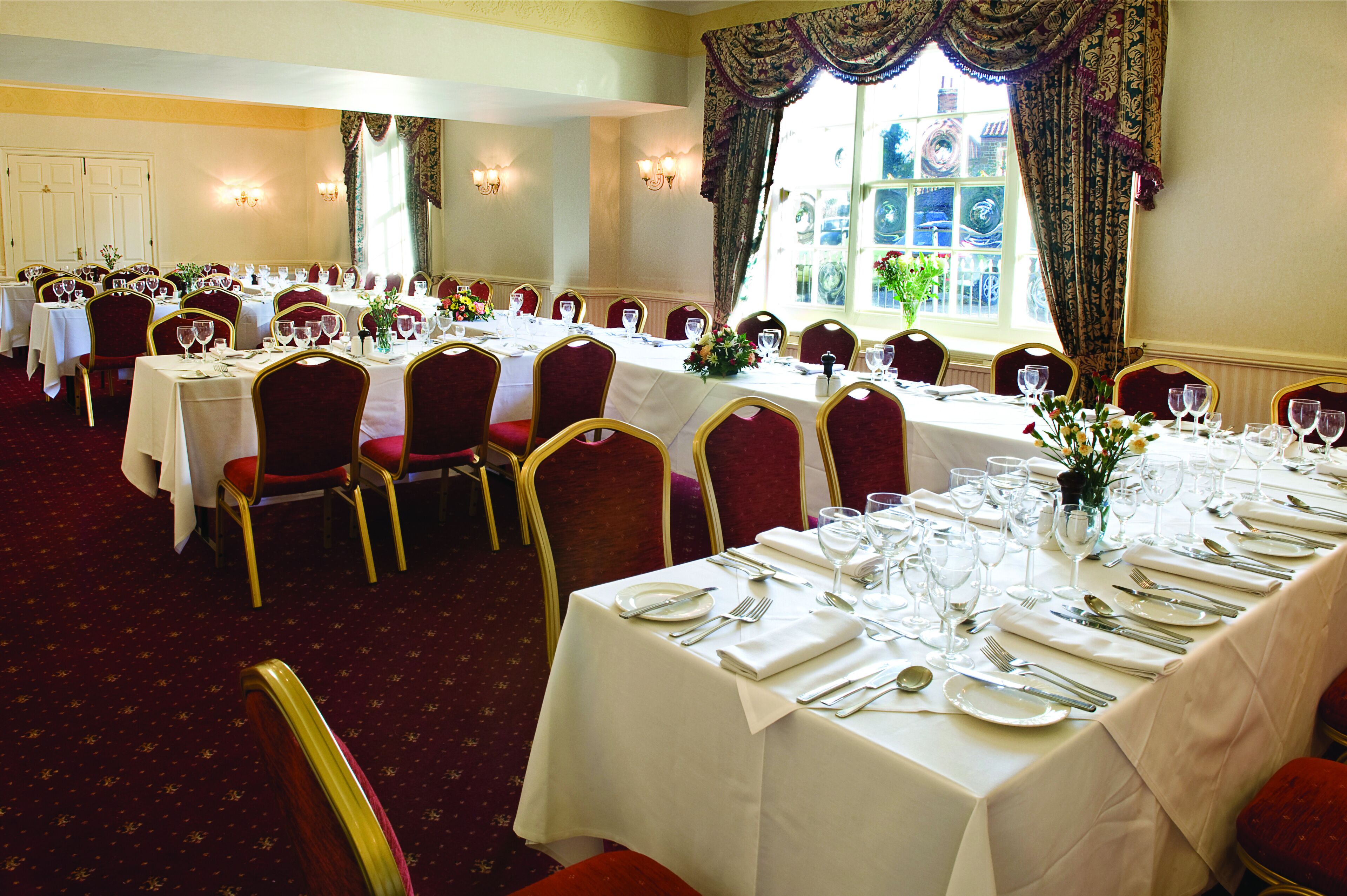 2 restaurants, breakfast served