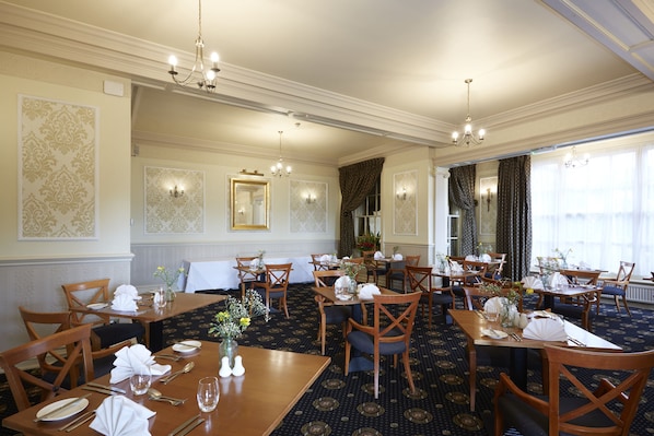 2 restaurants, breakfast served