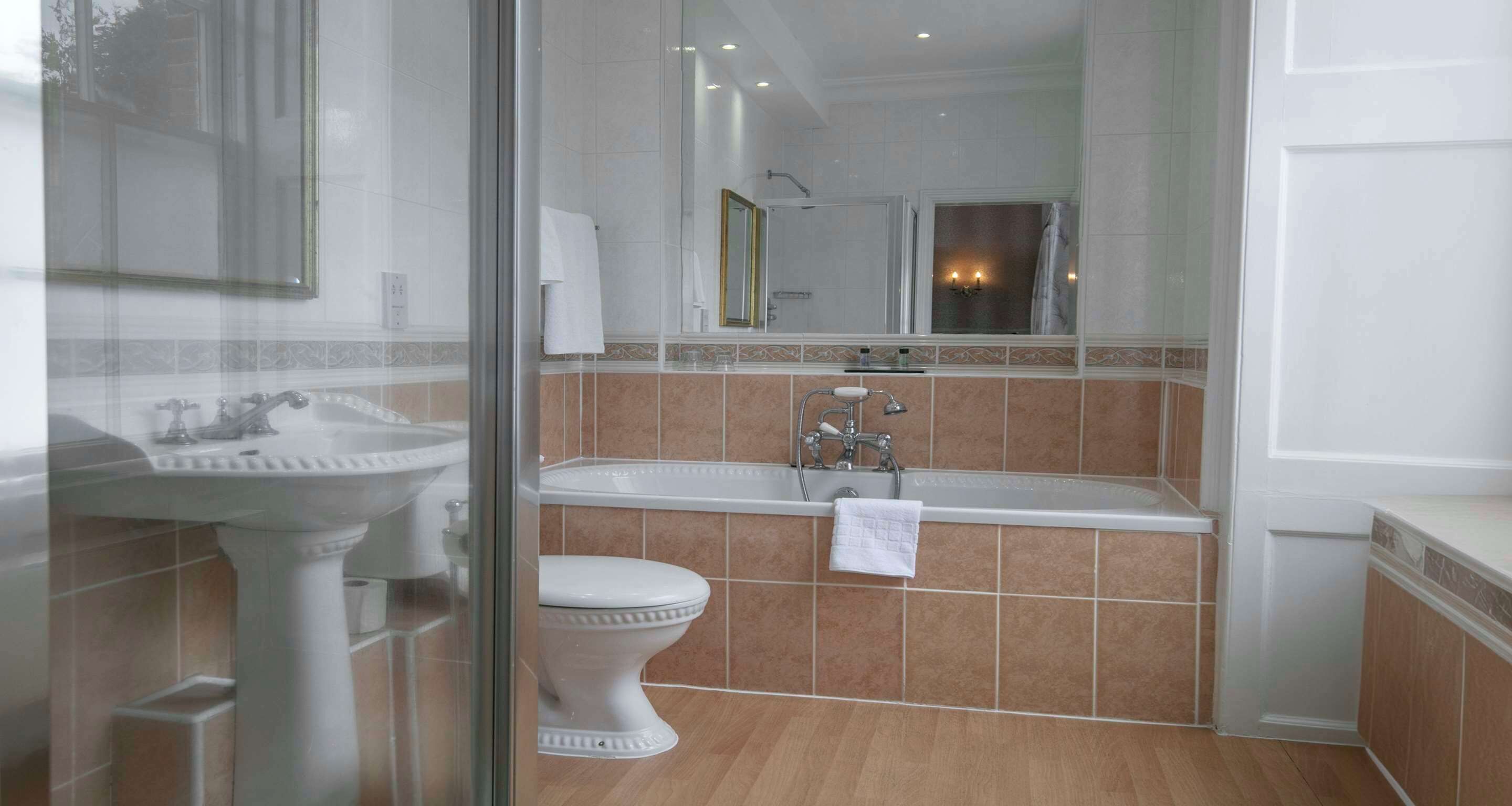 executive room, 1 double bed, non smoking (feature bed, main house) | 1 bedroom, desk, iron/ironing board, free wifi