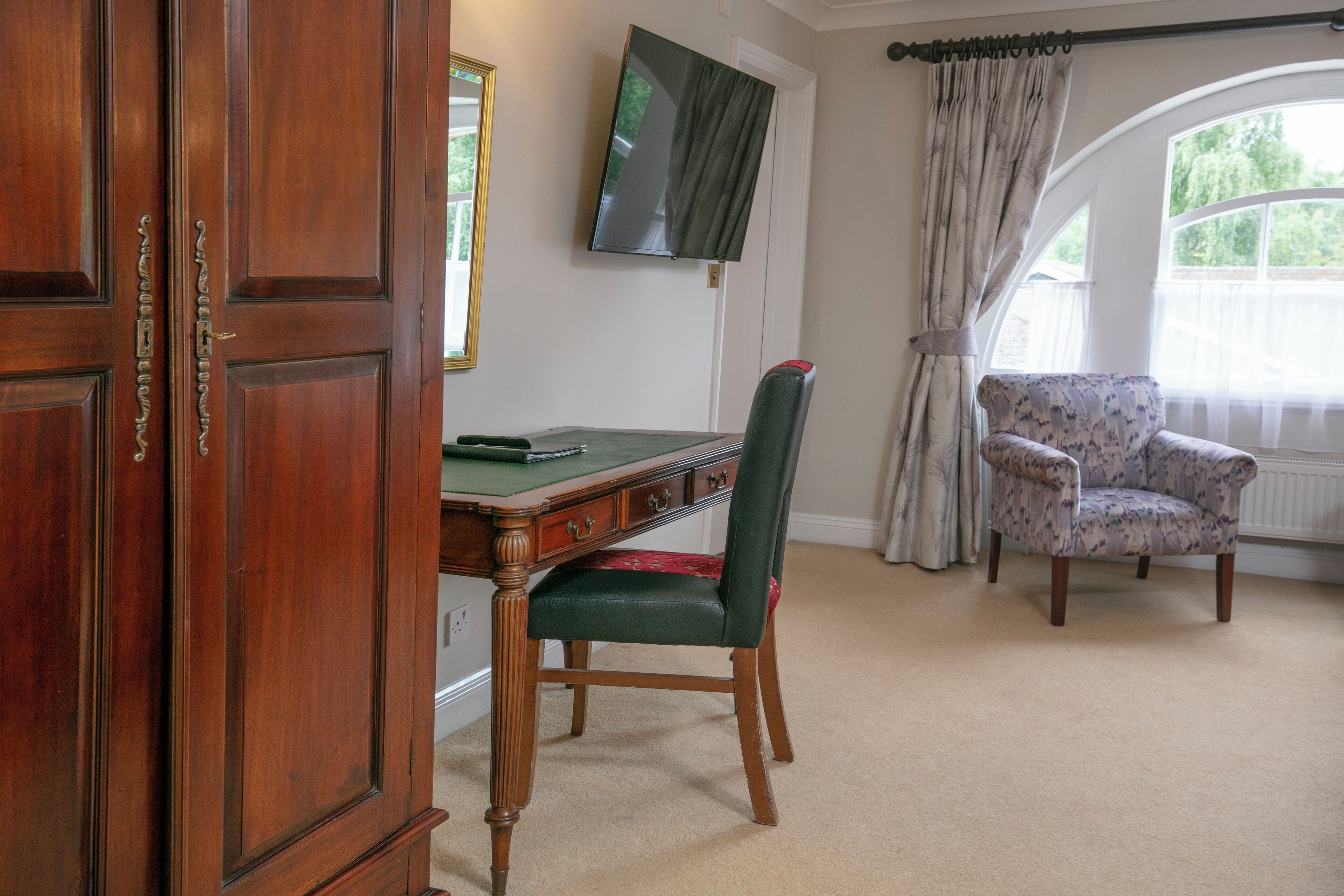 executive room, 1 double bed, non smoking (feature bed, main house) | 1 bedroom, desk, iron/ironing board, free wifi