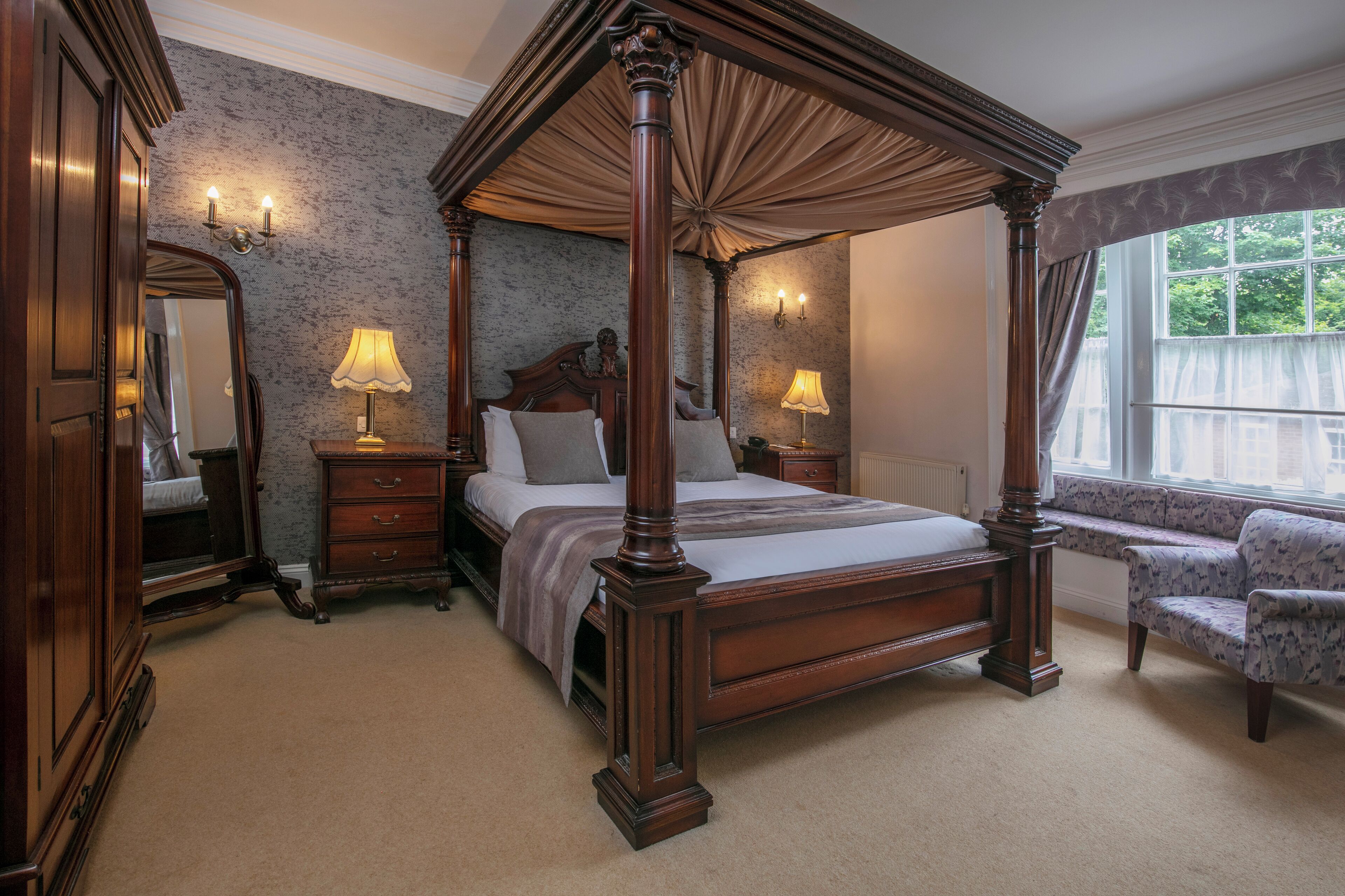 executive room, 1 double bed, non smoking (feature bed, main house) | 1 bedroom, desk, iron/ironing board, free wifi