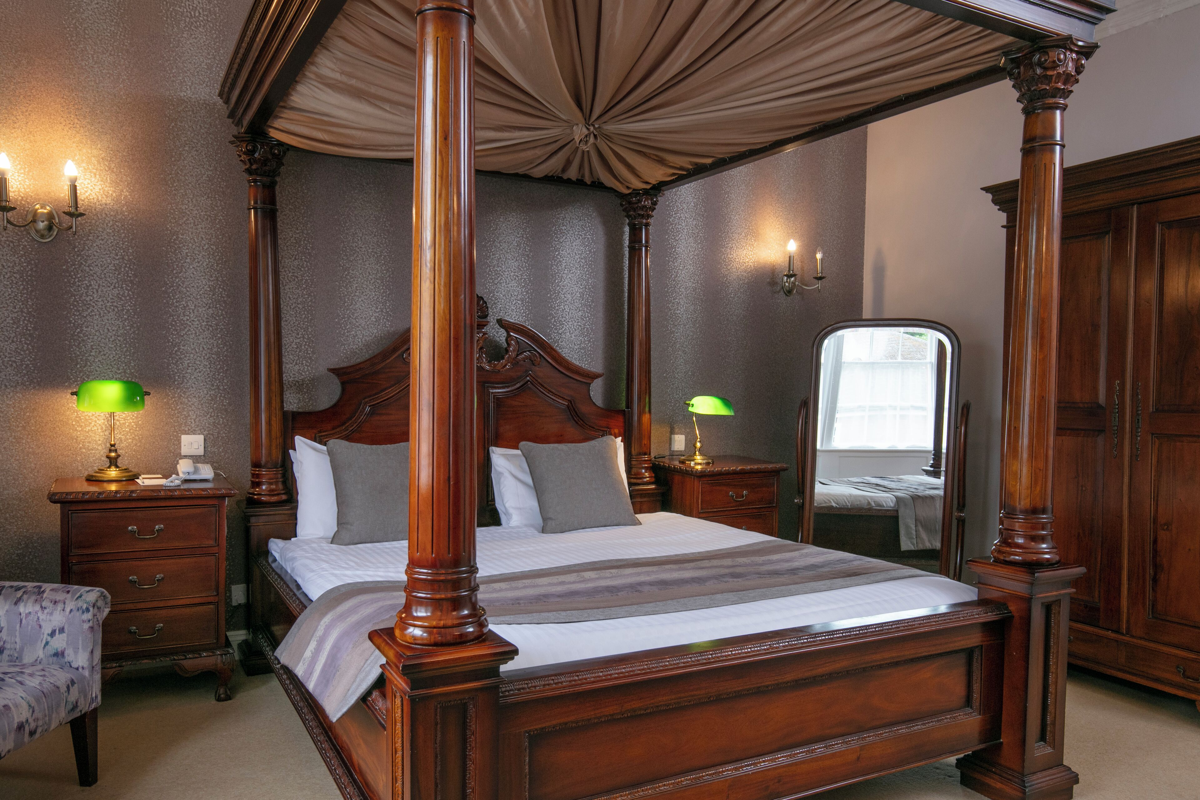 executive room, 1 double bed, non smoking (feature bed, main house) | 1 bedroom, desk, iron/ironing board, free wifi