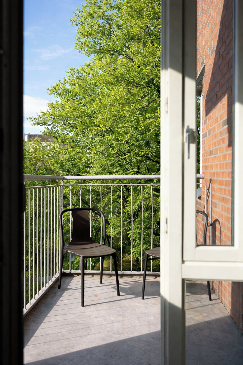 Bureau, fer et planche à repasser, draps fournis