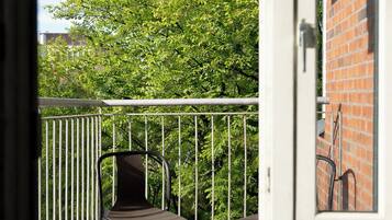 Bureau, fer et planche à repasser, draps fournis