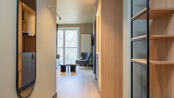 Skrivebord, strykejern/-brett og sengetøy