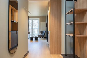 Escritorio, tabla de planchar con plancha, ropa de cama