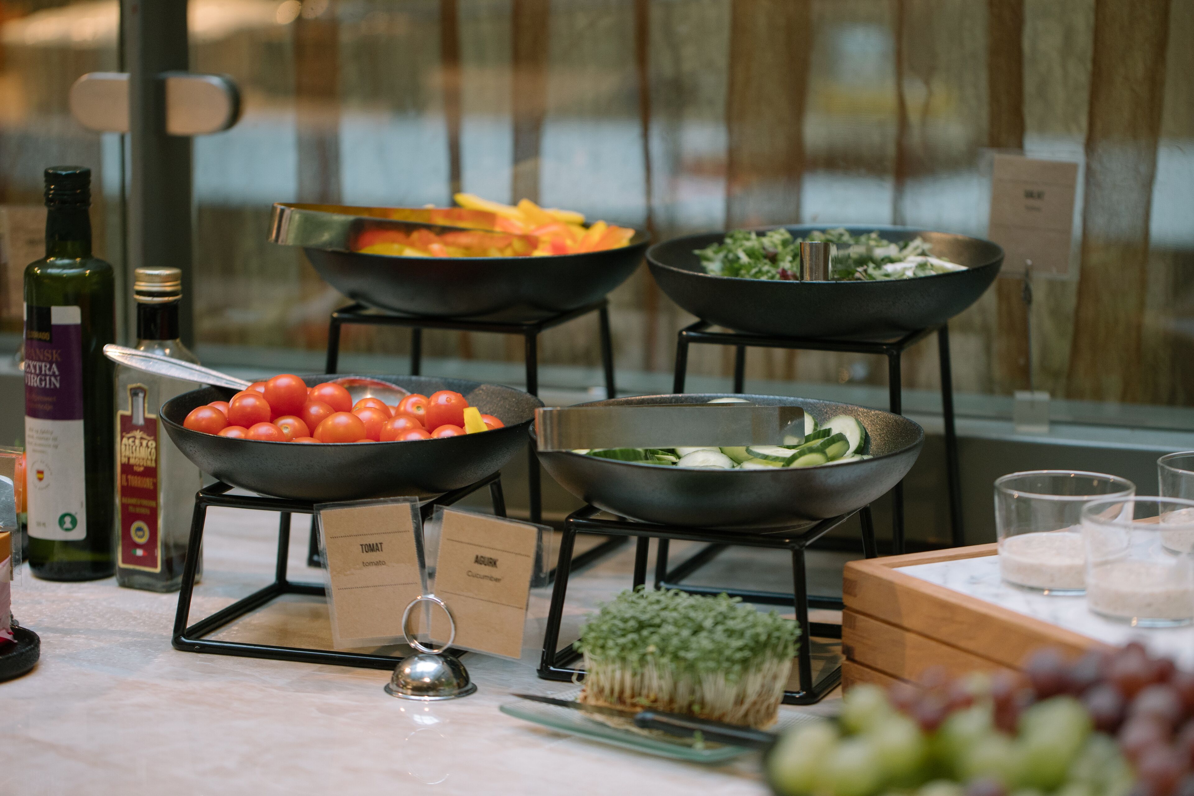 Una encimera de cocina con diferentes verduras y condimentos.