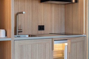 Escritorio, tabla de planchar con plancha, ropa de cama