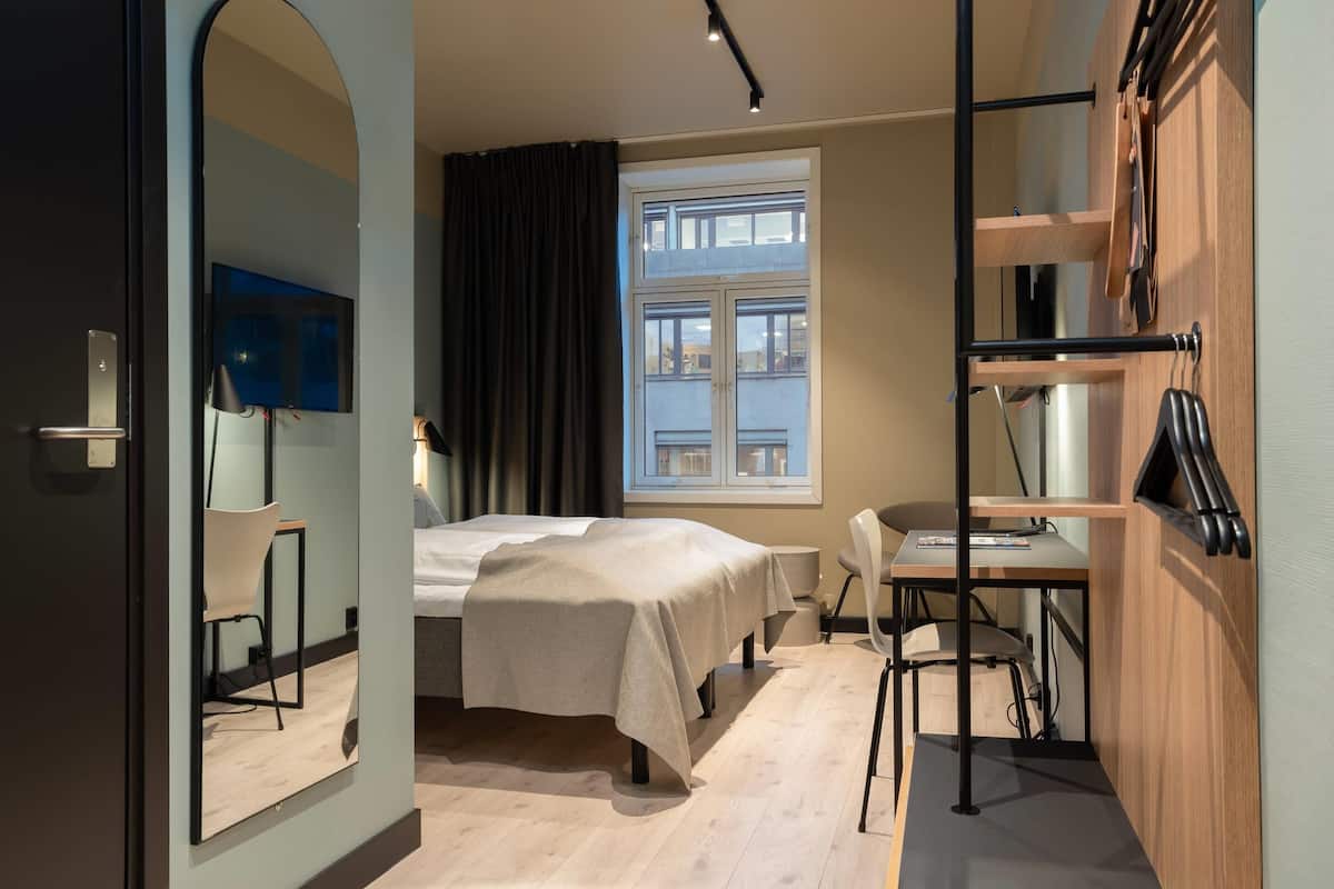 Habitación estándar, 2 camas individuales, no fumadores | Escritorio, tabla de planchar con plancha, ropa de cama