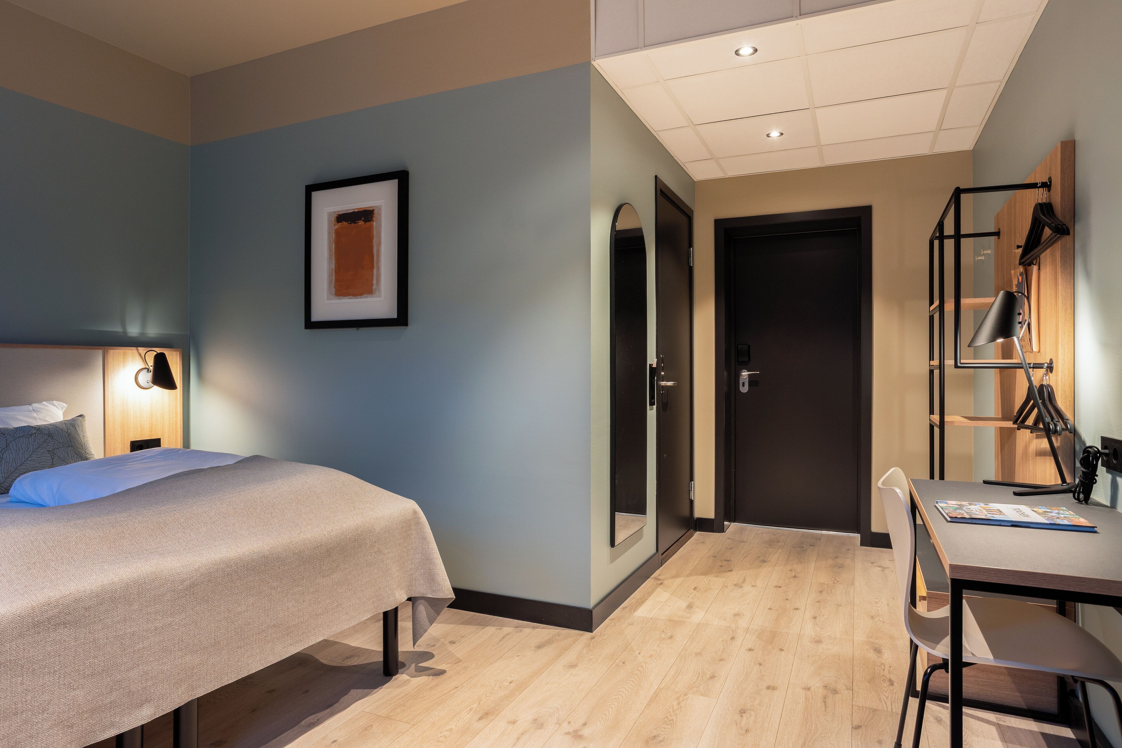 Standard Room, 2 Single Beds, Non Smoking | Desk, iron/ironing board, bed sheets