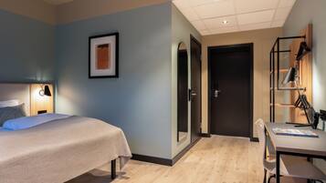 Standard Room, 2 Single Beds, Non Smoking | Desk, iron/ironing board, bed sheets