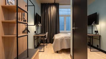 Skrivebord, strykejern/-brett og sengetøy