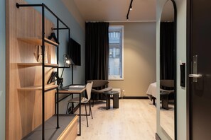 Habitación estándar doble, 1 cama doble, no fumadores | Escritorio, tabla de planchar con plancha, ropa de cama