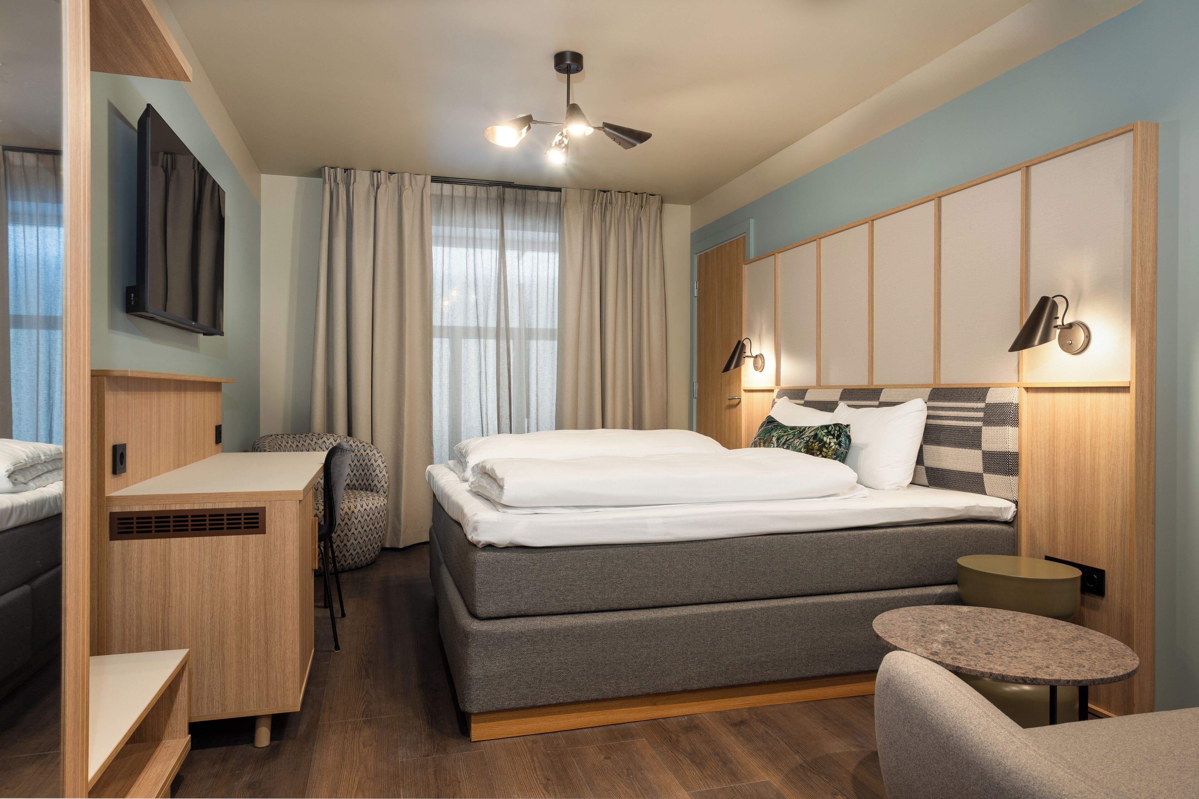 Skrivbord, strykjärn/strykbräda och sängkläder