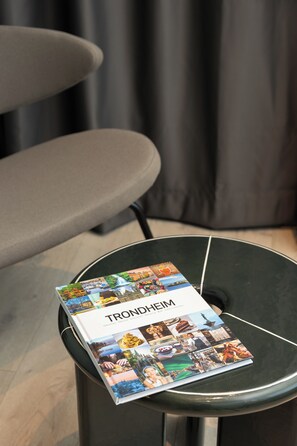 Escritorio, tabla de planchar con plancha y ropa de cama 